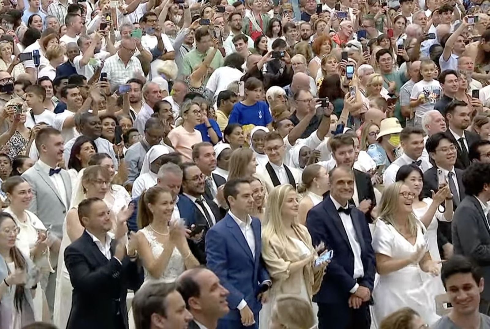 El Papa saluda a las numerosas parejas de novios presentes en la audiencia