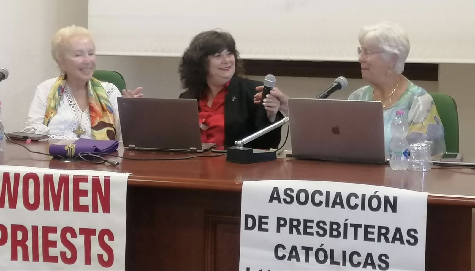 La obispa  Bridget Mary Mehan y las presbíteras Christina Moreira y Mary Theresa Streck