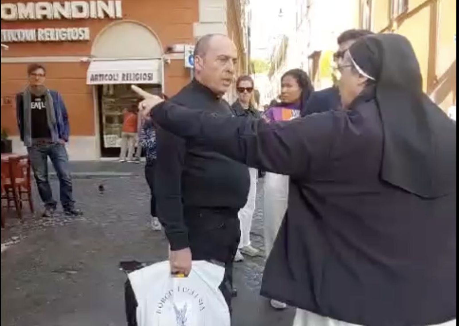 El cura agresor, discutiendo con sor Lucía Caram