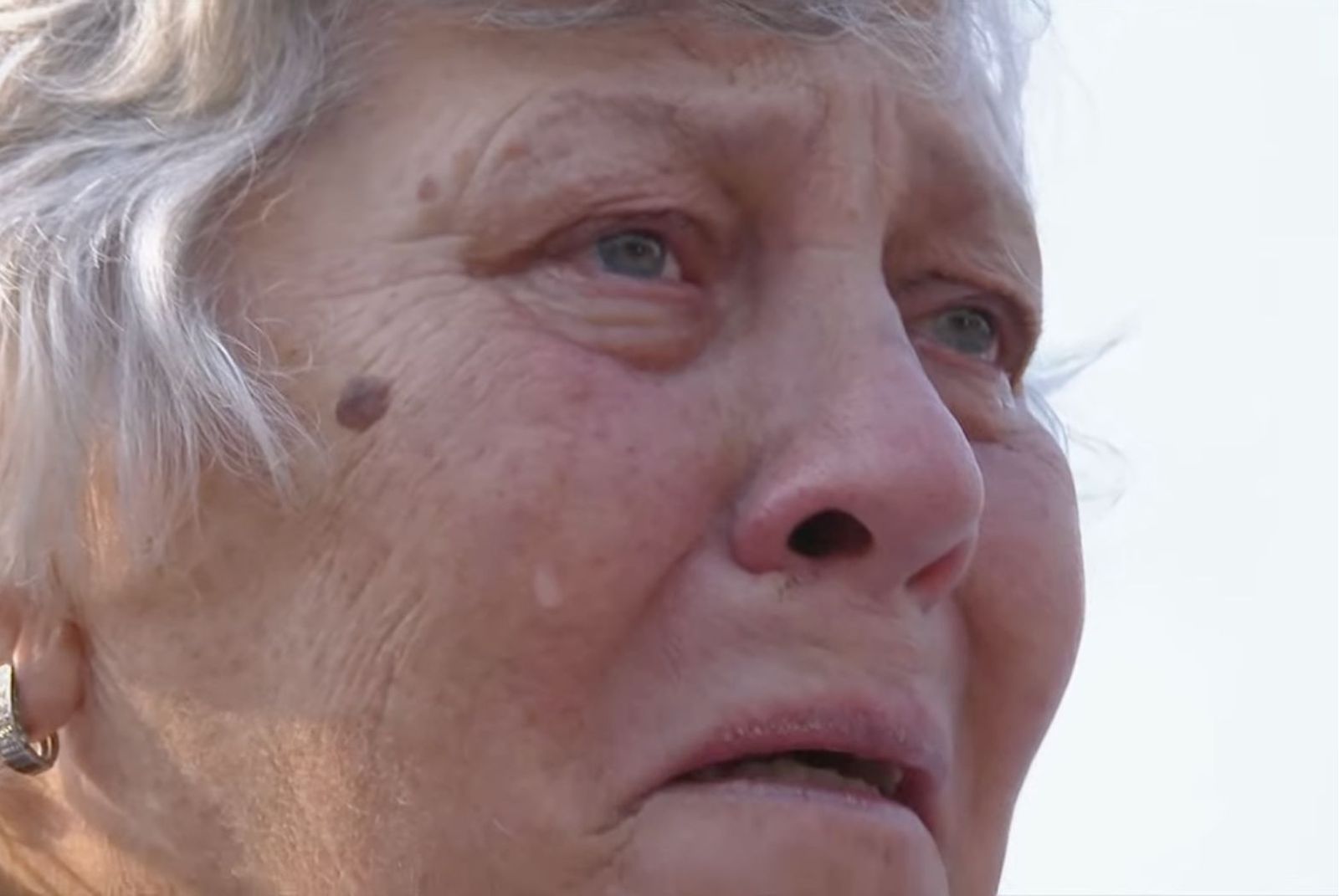 Una mujer llora en el encuentro con el papa en Fátima