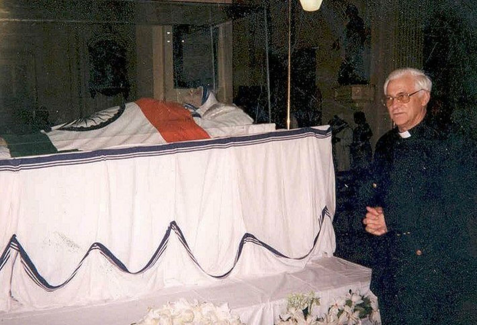 El padre Ángel vela el cuerpo de la madre Teresa de Calcuta