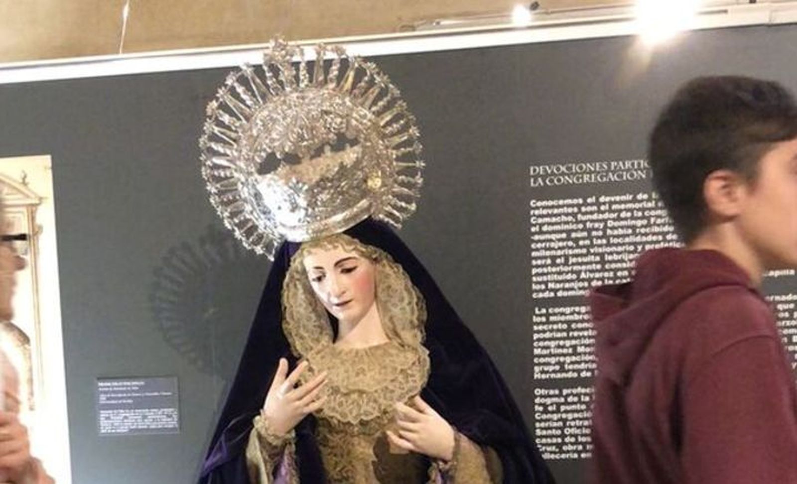 Visitantes ante las esculturas de Martínez Montañés