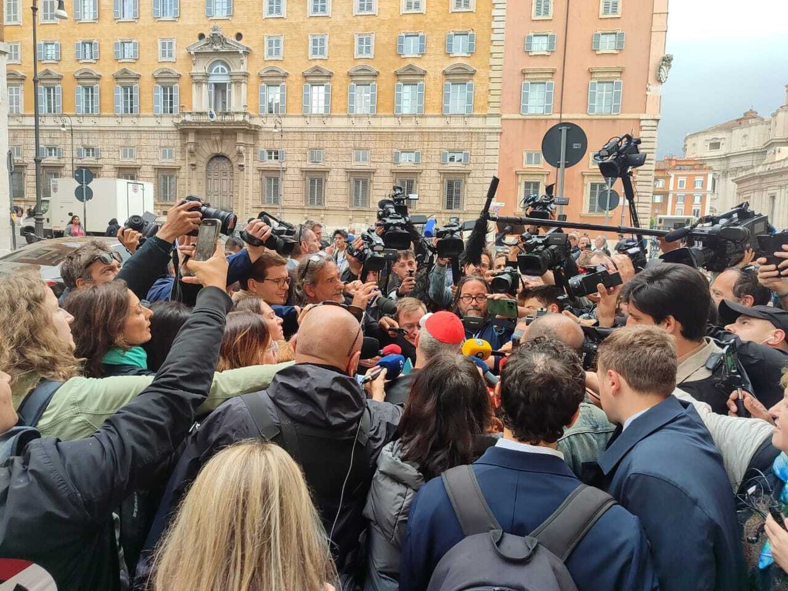 Cardenales, entre una marea de periodistas