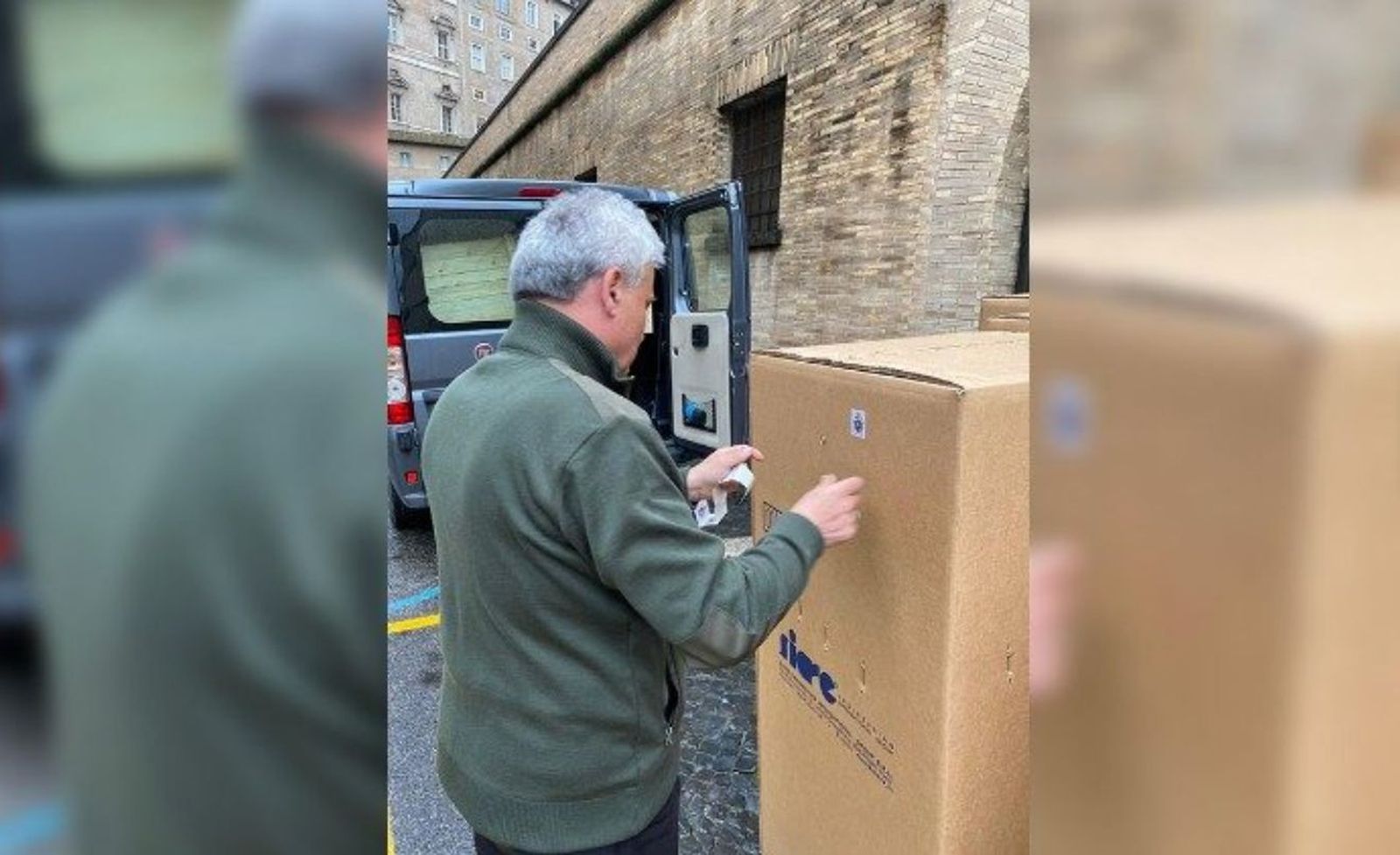 El cardenal Krajewski entrega los respiradores donados por el Papa