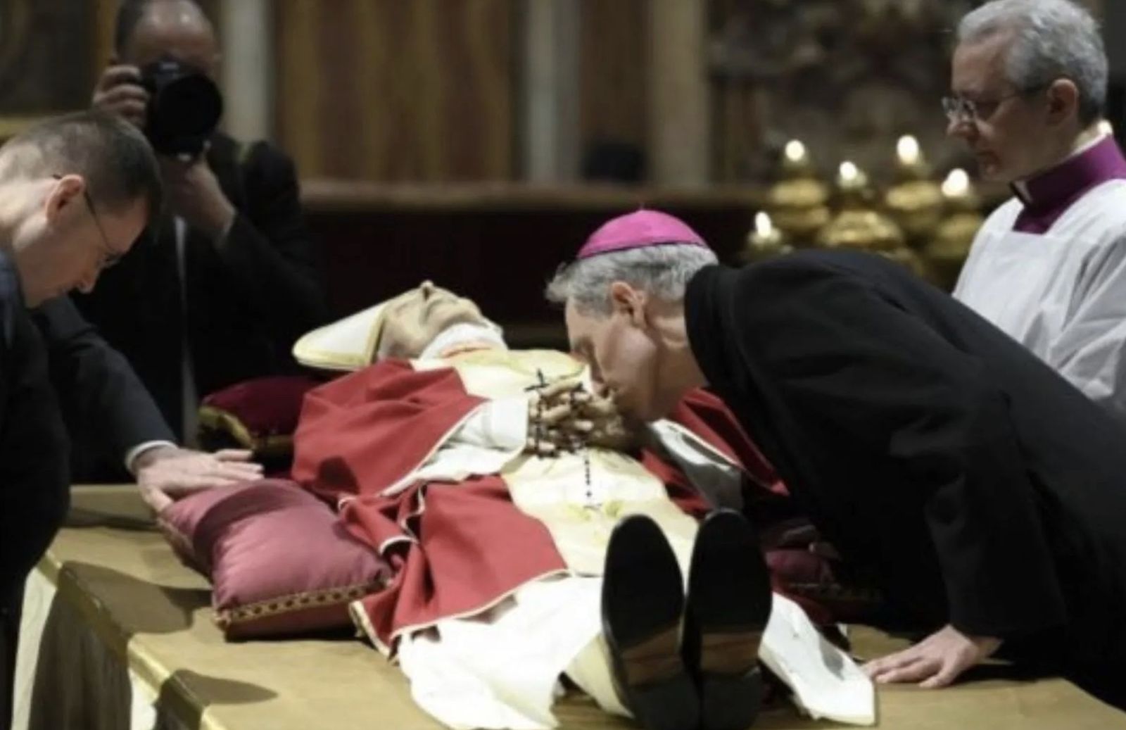 Georg Gänswein besa las manos del fallecido Benedicto