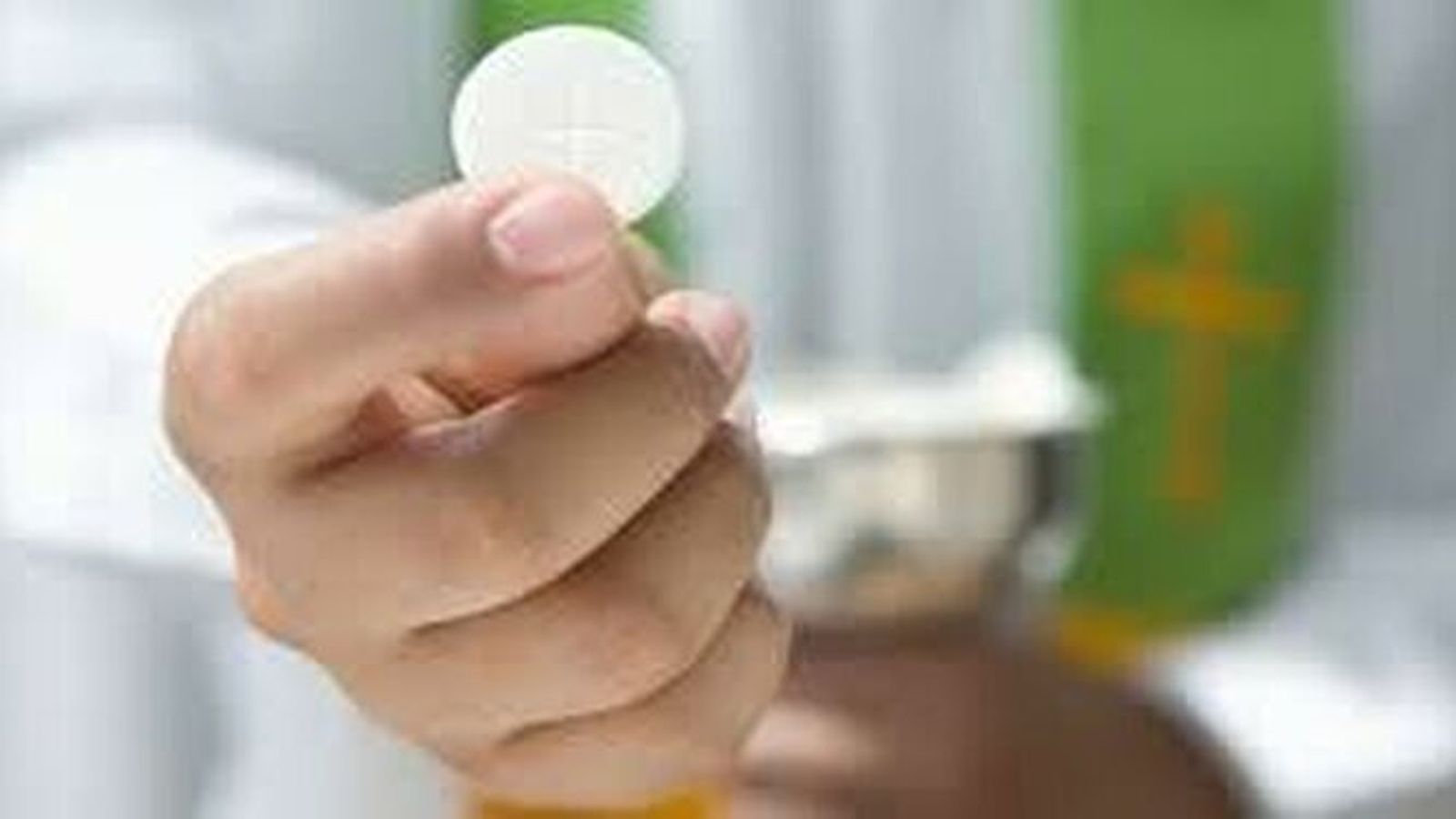 A propósito de los que insisten en comulgar en la boca a pesar de las normas sanitarias