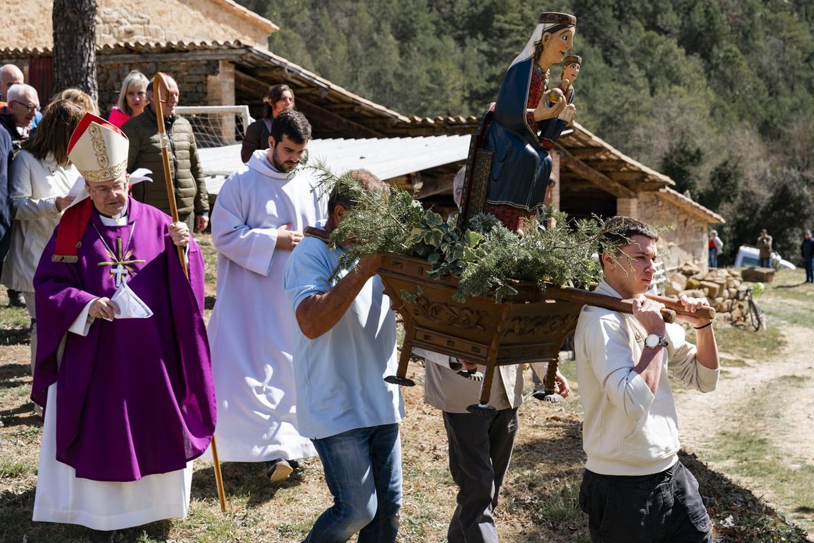 Francesc Conesa, obispo de Solsona, preside una procesión para pedir la lluvia