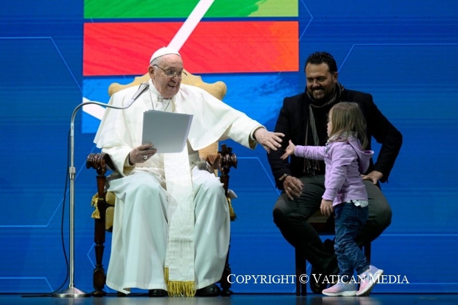 El Papa saludó a una niña italiana