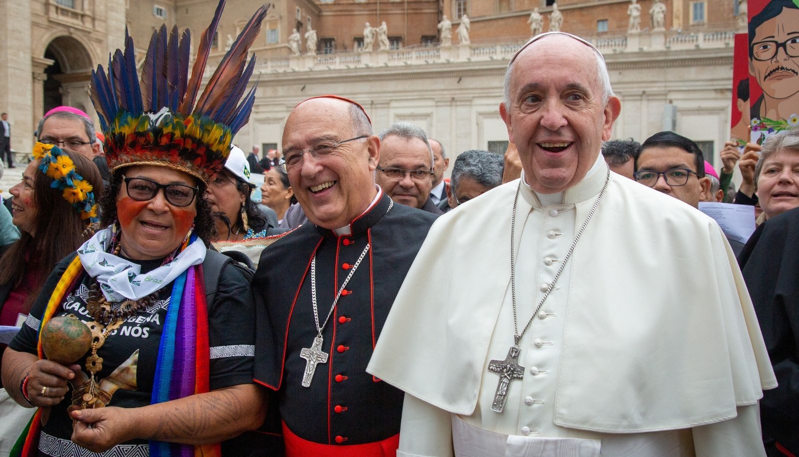 El Papa Francisco y el Cardenal Barreto caminan en medio de los pueblos de la Amazonía - Foto Guilherme Cavali