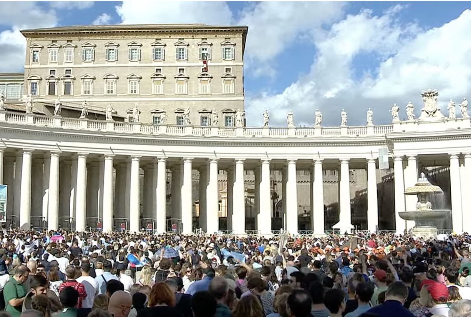 Fieles en la plaza de San Pedro del Vaticano