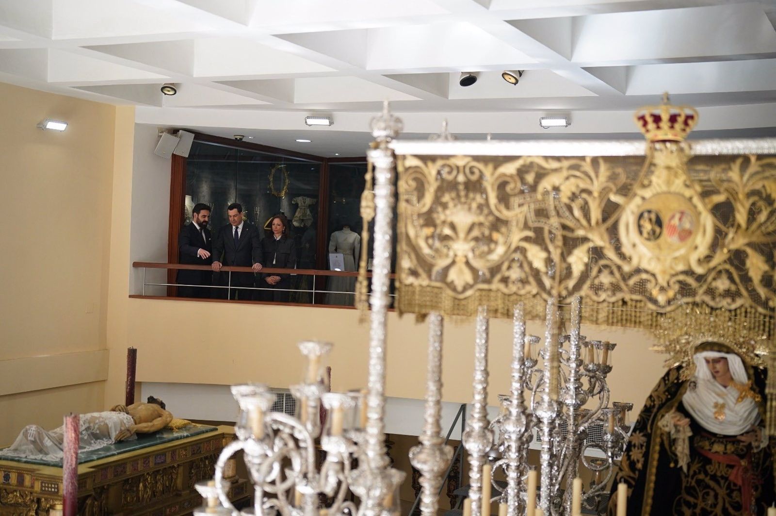 Juanma Moreno visita a la Hermandad del Sepulcro en Málaga