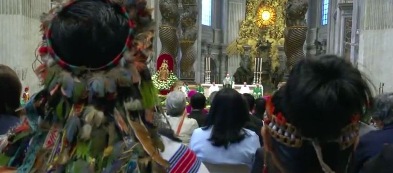 Los indígenas escuchan al Papa en el cierre del Sínodo de la Amazonía
