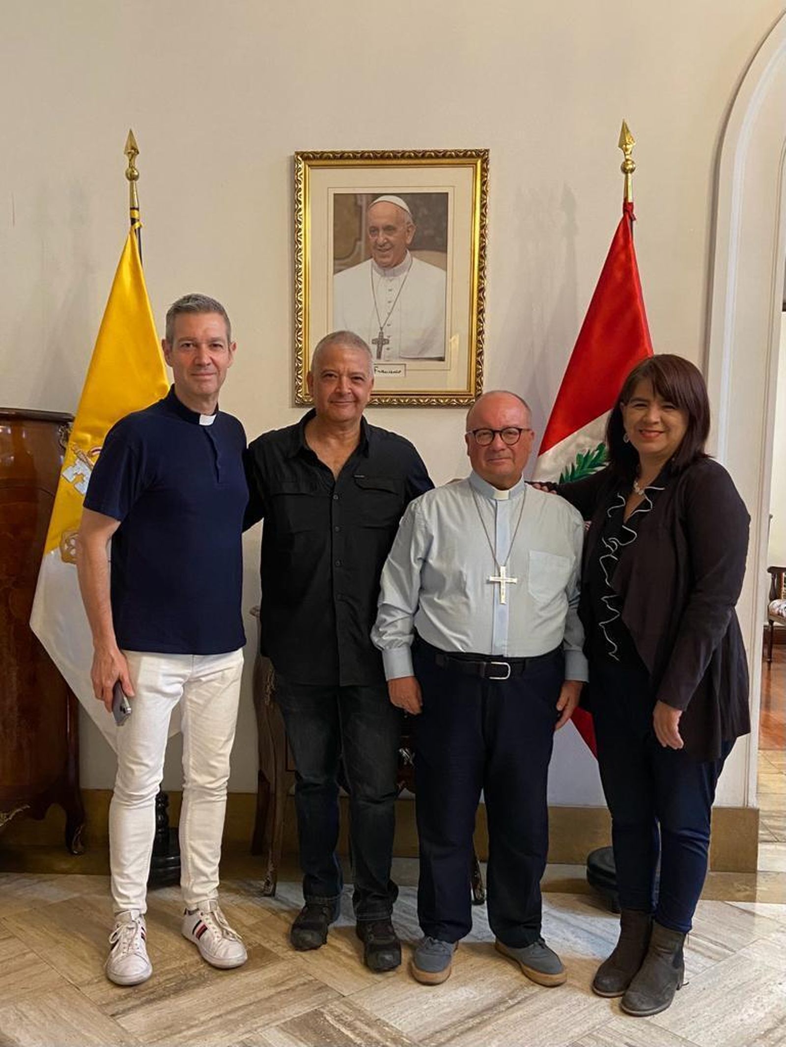 Pedro Salinas y Paola Ugaz, con Sciclina y Bertomeu