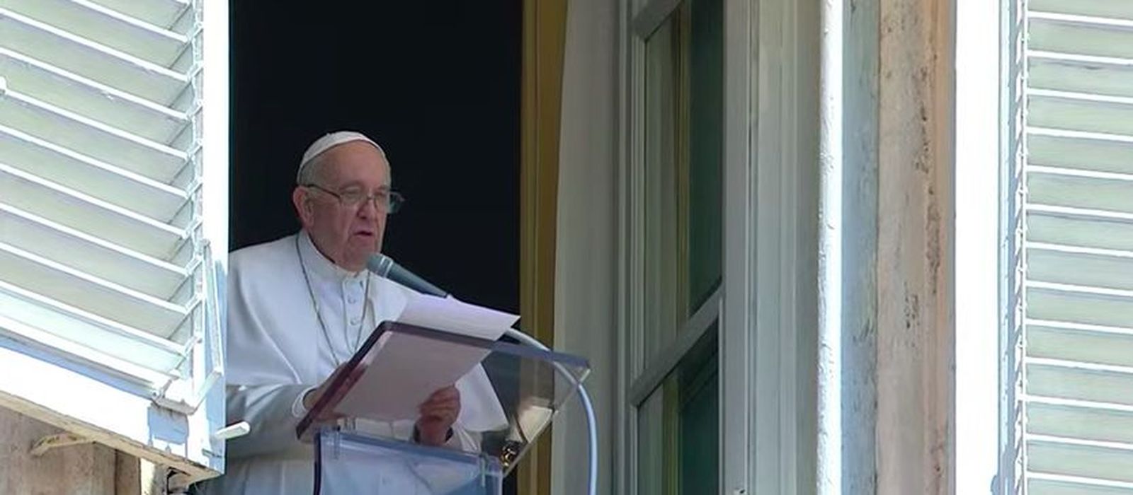 Francisco, durante el rezo del Angelus