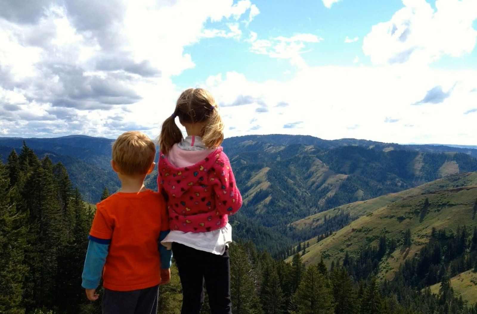 Niños contemplando la naturaleza