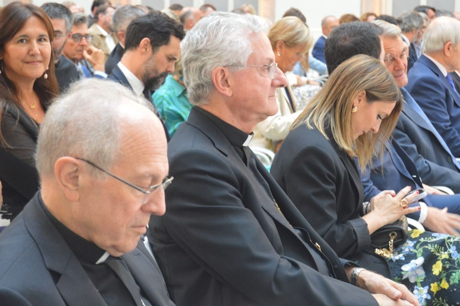 Agustí Cortés, sentado en primer plano, junto a Joan-Enric Vives
