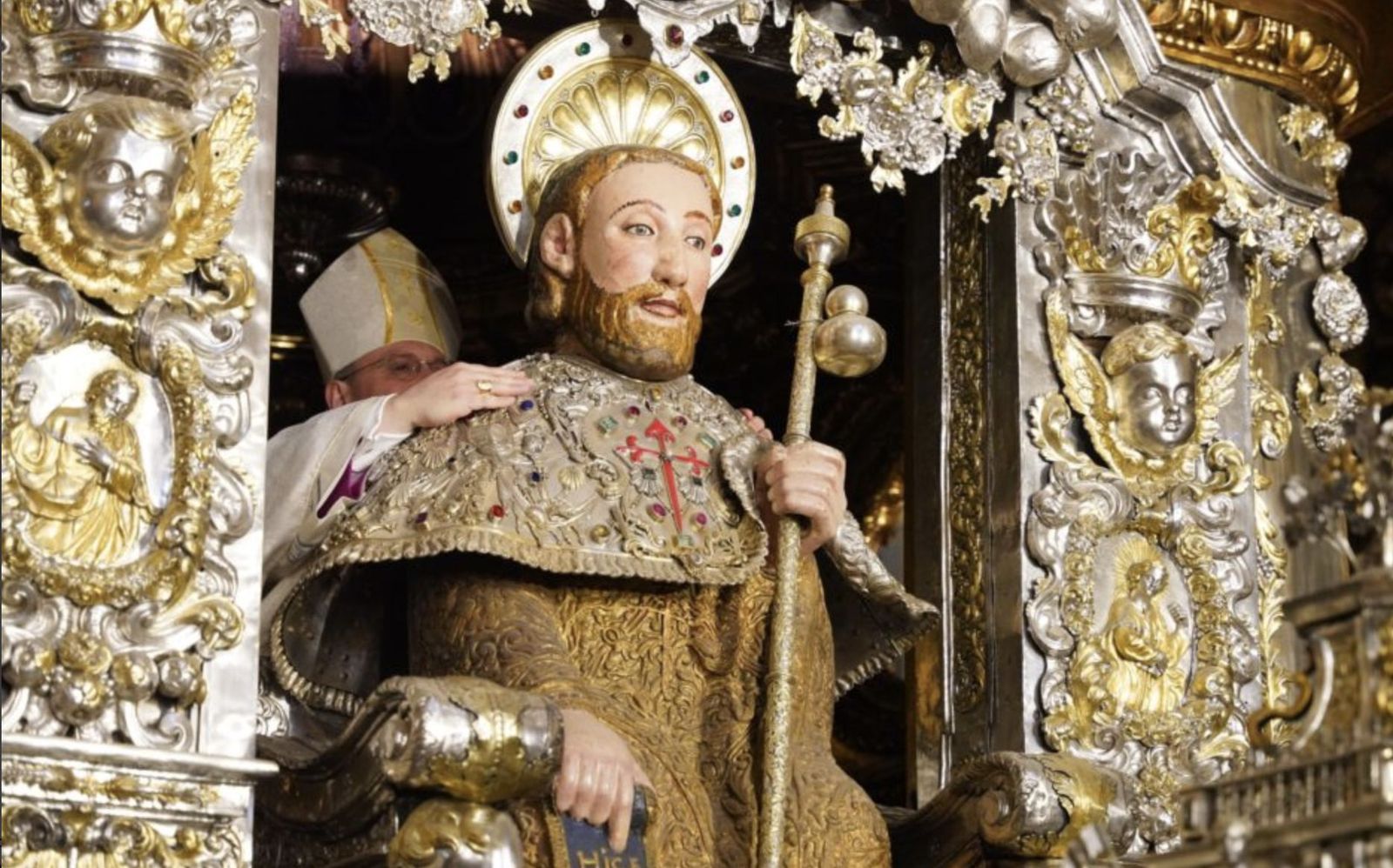 Prieto abraza al Apóstol