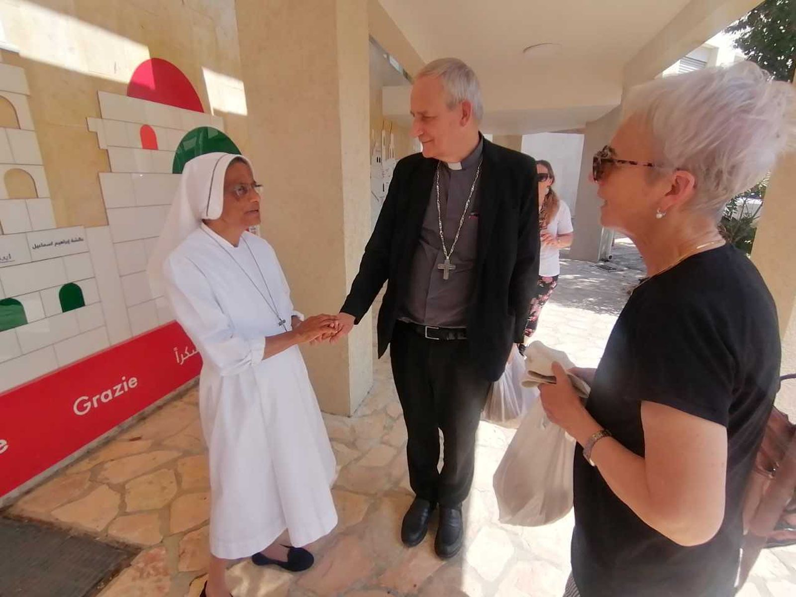 Zuppi con la directora del Charitas Baby Hospital de Belén