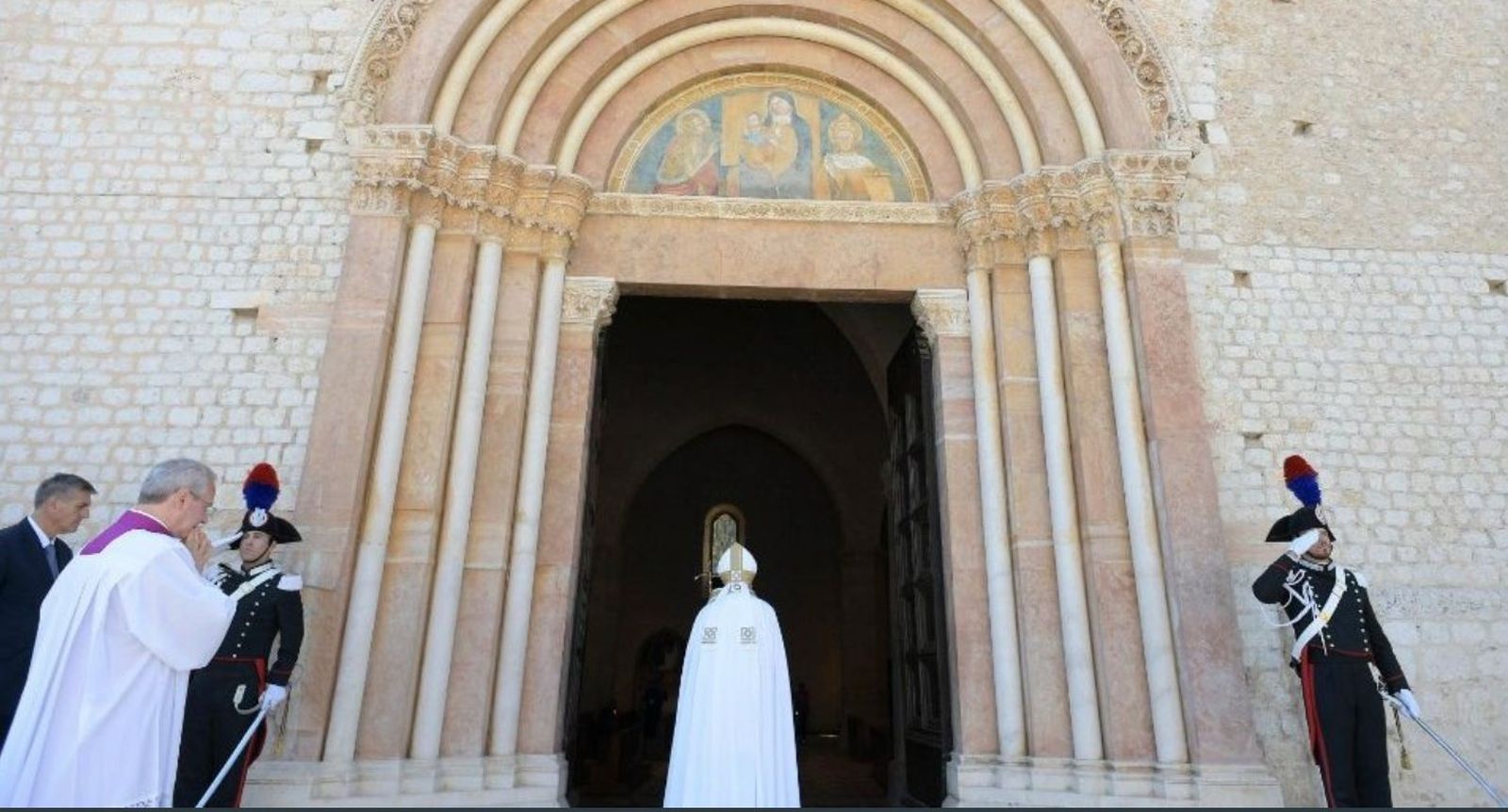 Francisco abre la Puerta Santa en L'Aquila
