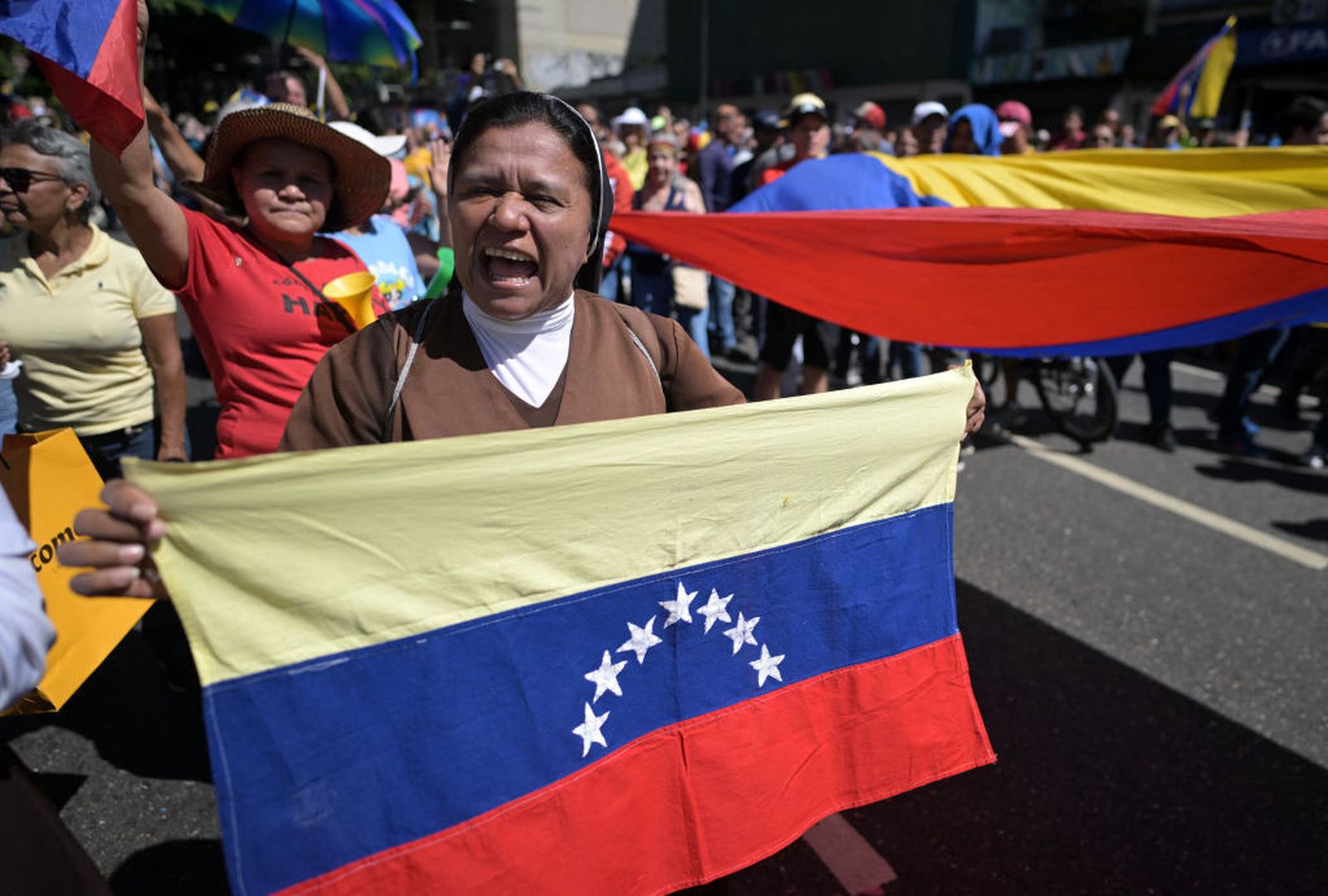 Una religiosa, en las movilizaciones en Venezuela