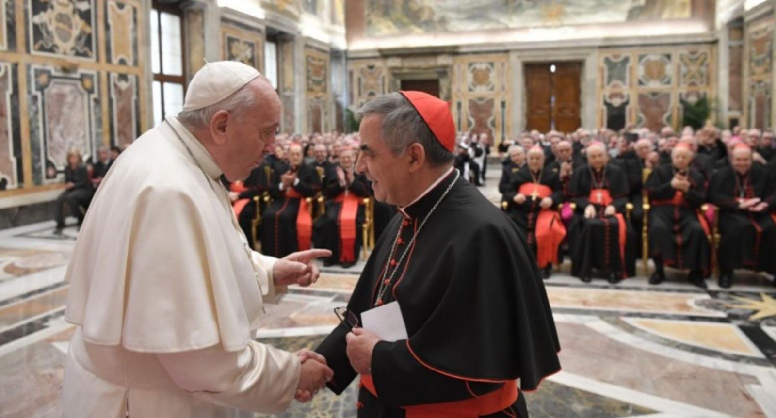 El Papa saluda al cardenal Becciu