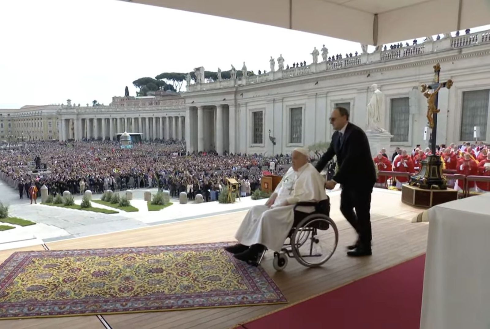Francisco aparece en la plaza de San Pedro