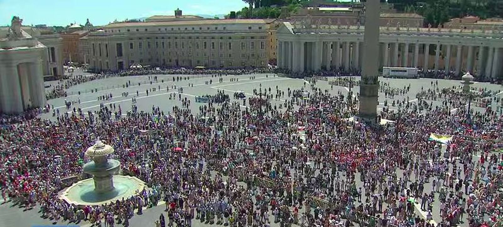Fieles en la plaza de San Pedro