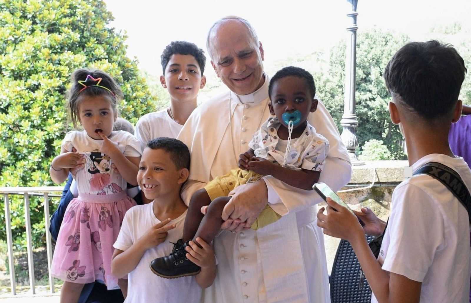 León XIV con niños