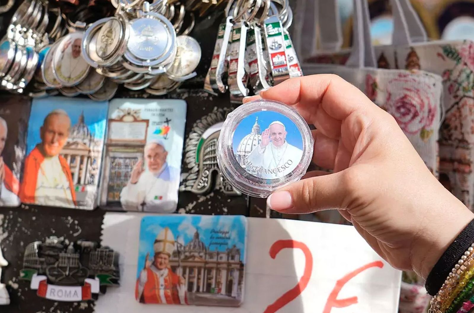 Puesto de recuerdos en el Vaticano