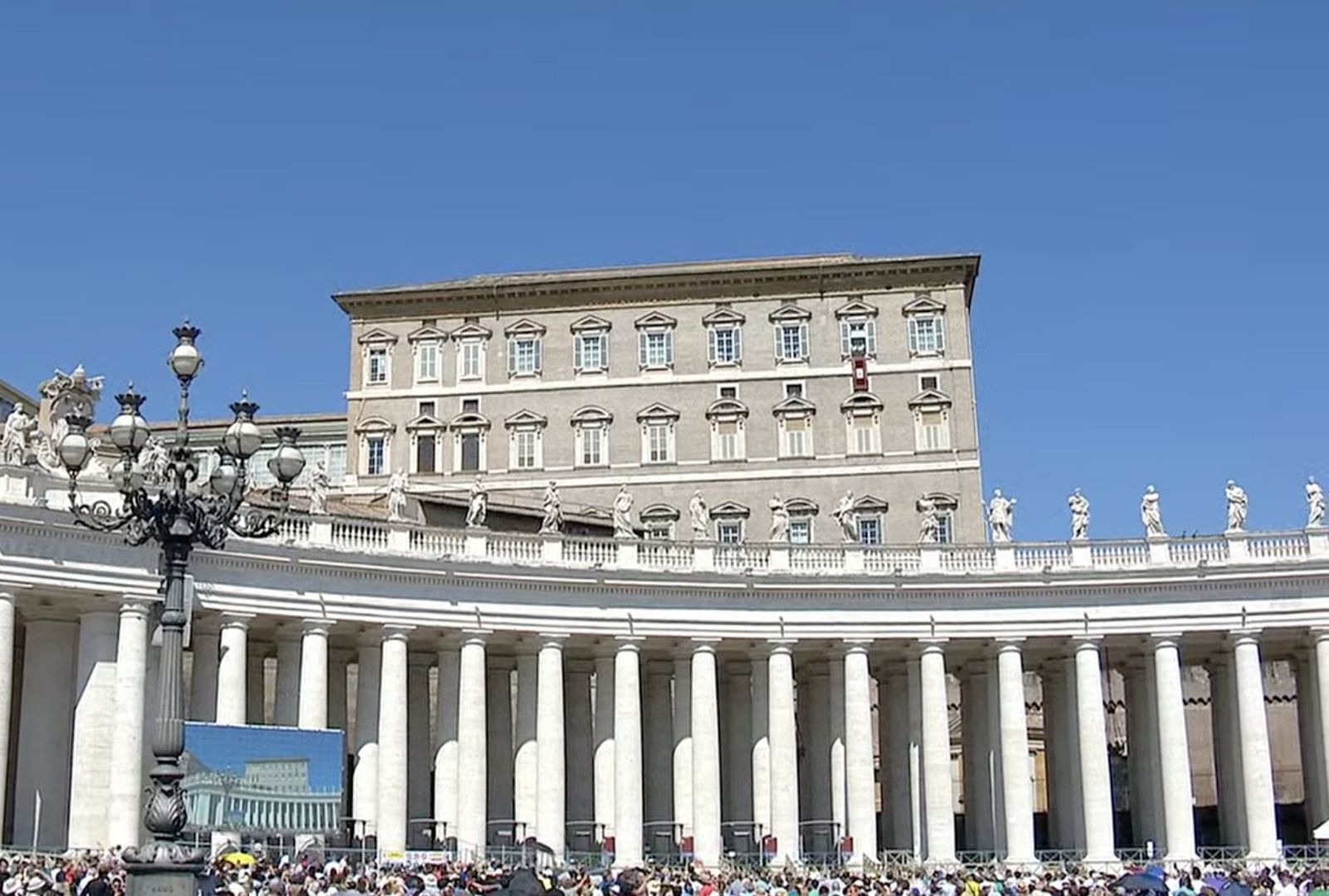 Vista del palacio apostólico desde la plaza de San Pedro