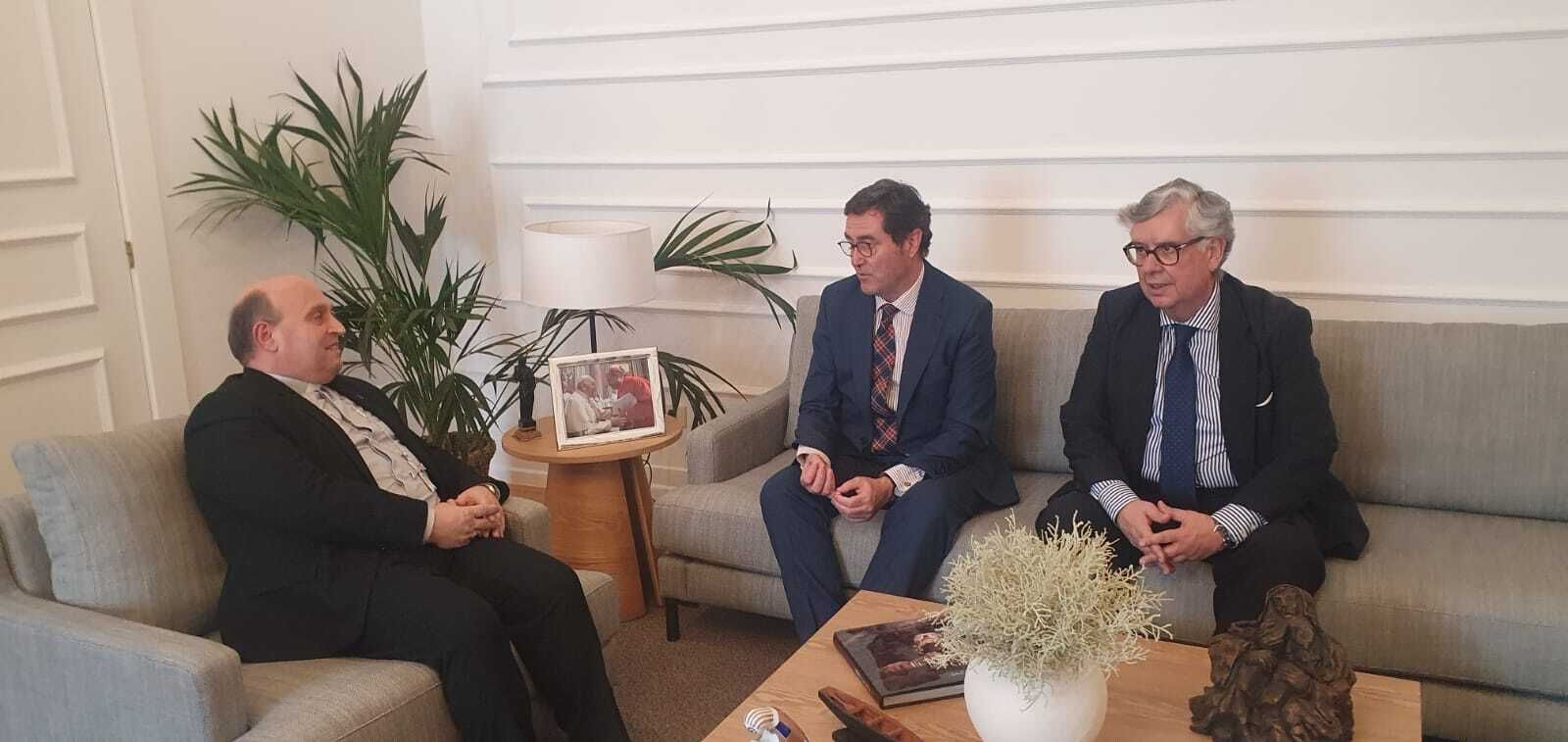 Los presidentes de la CEOE y la CEG con el arzobispo de Santiago