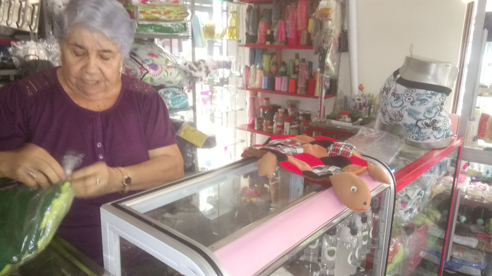 Lolita en su taller-almacén