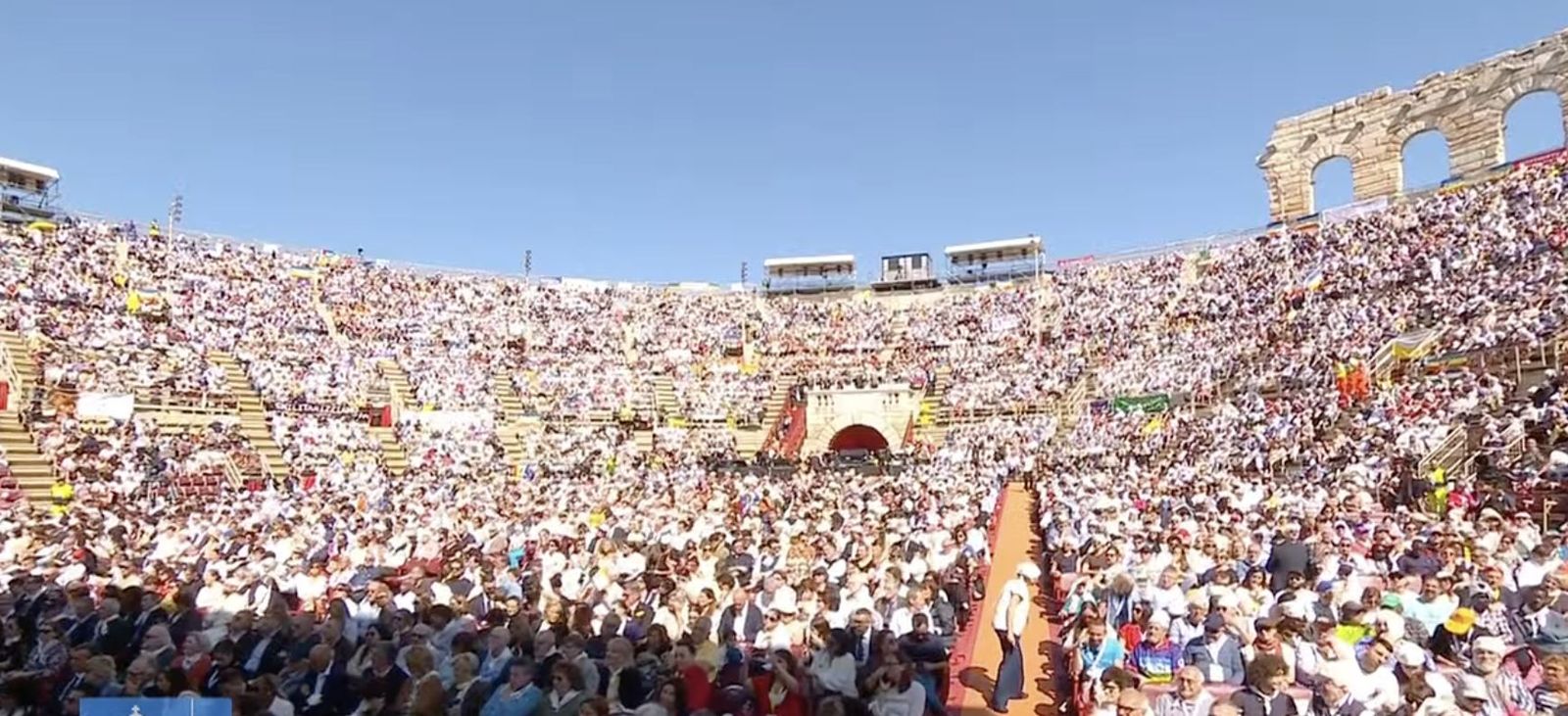 Un abarrotado Arena de Verona