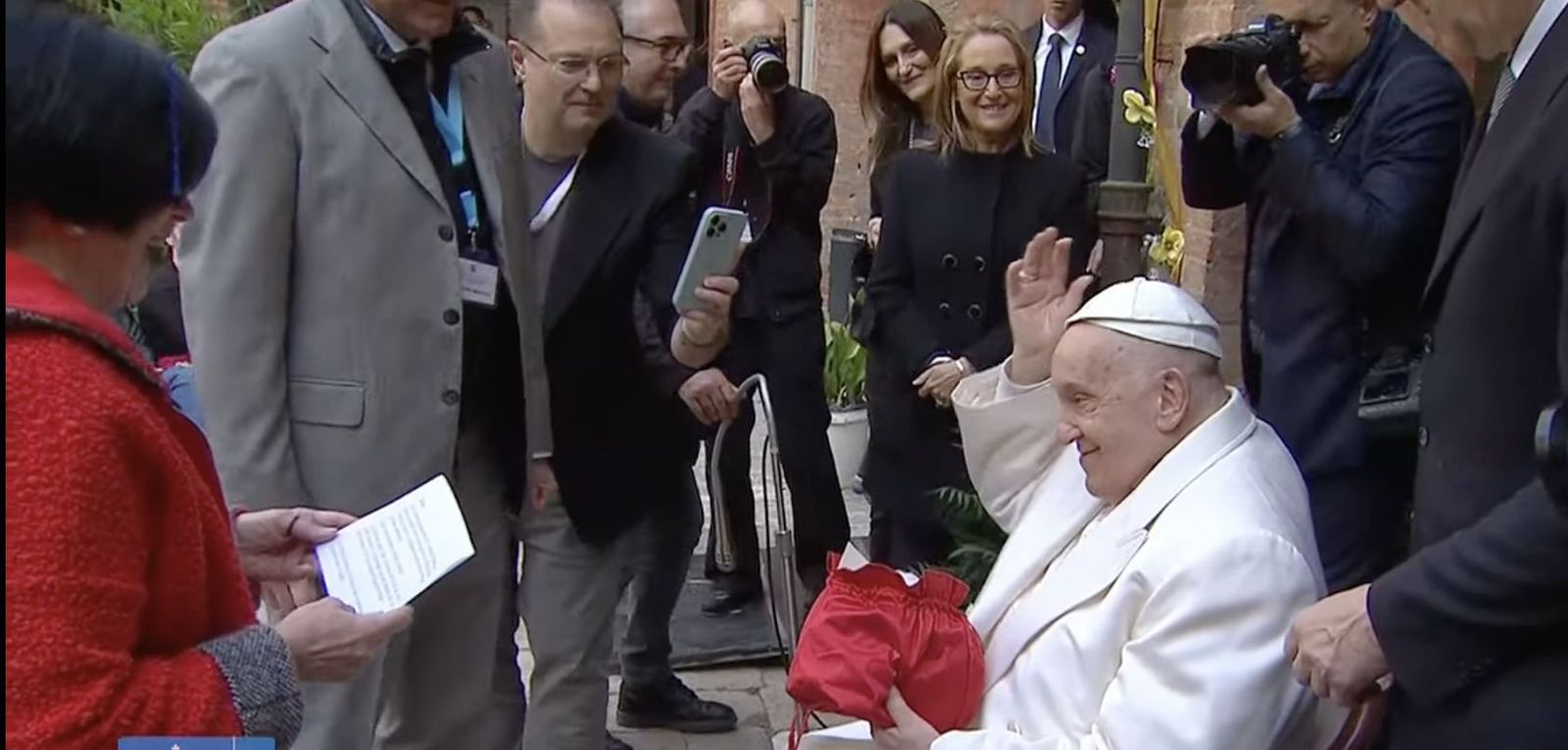 Francisco recibe un solideo del personal de la cárcel