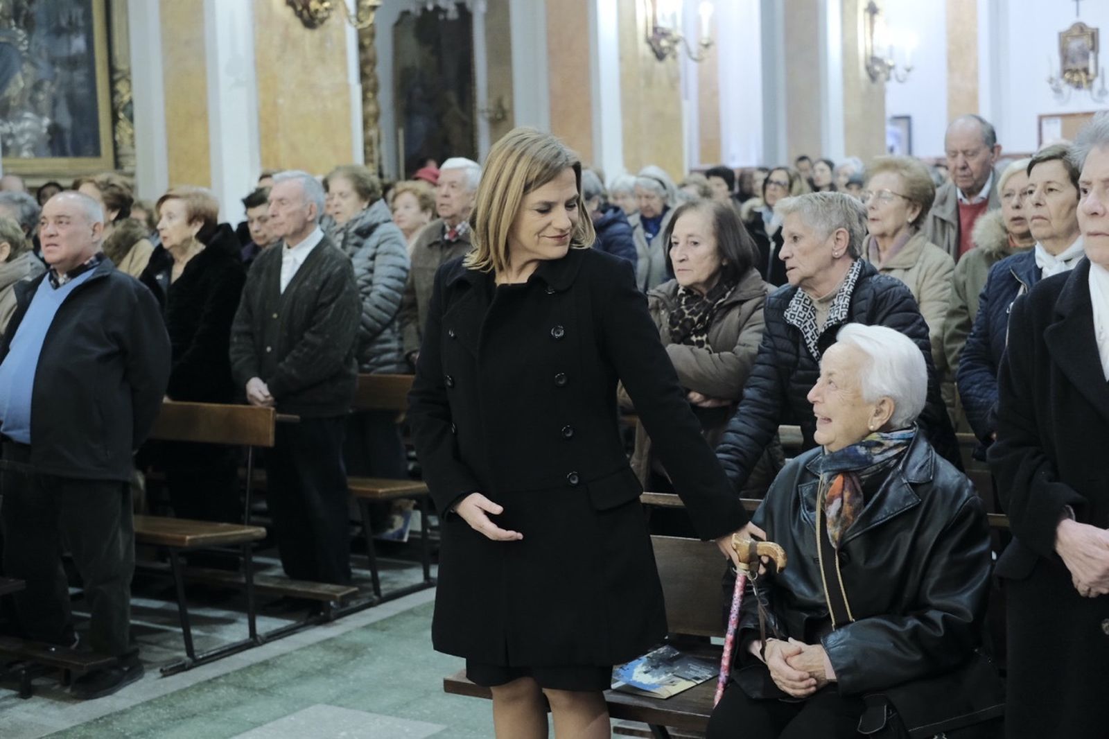 Asistentes ayer en la misa por las víctimas del barrio Campanar, Valencia