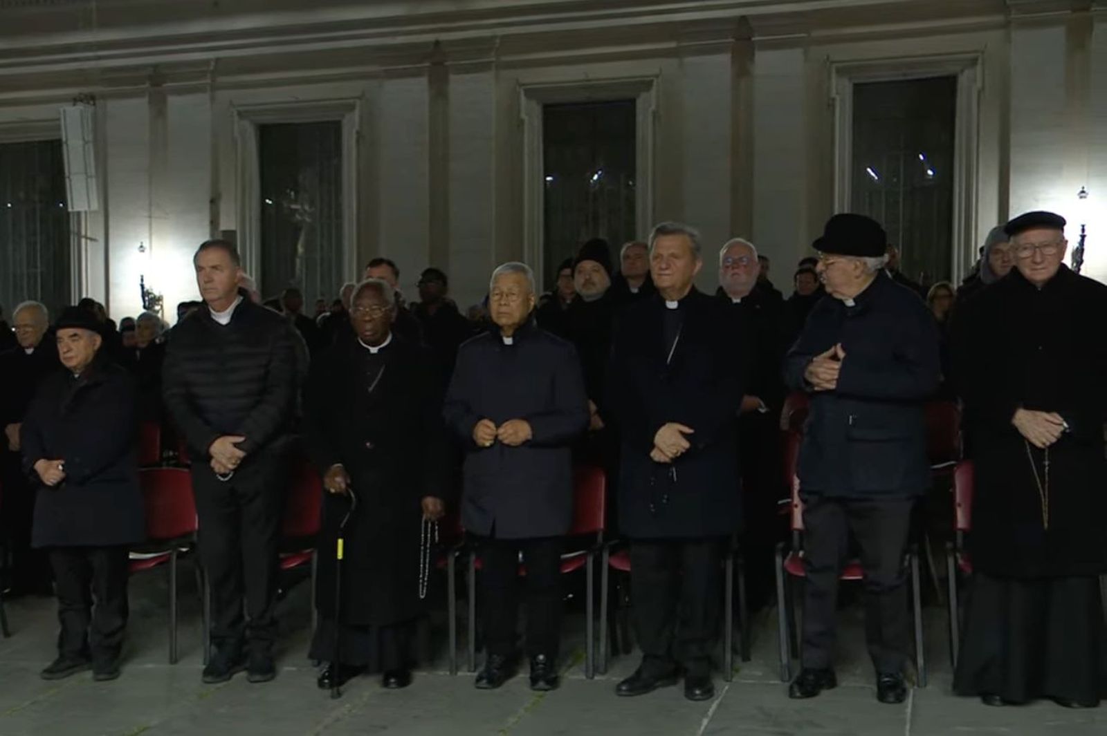 Cardenales durante el rezo del rosario por el Papa