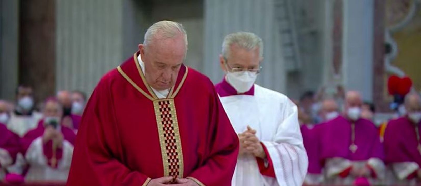 Francisco ora, en pie, en San Pedro