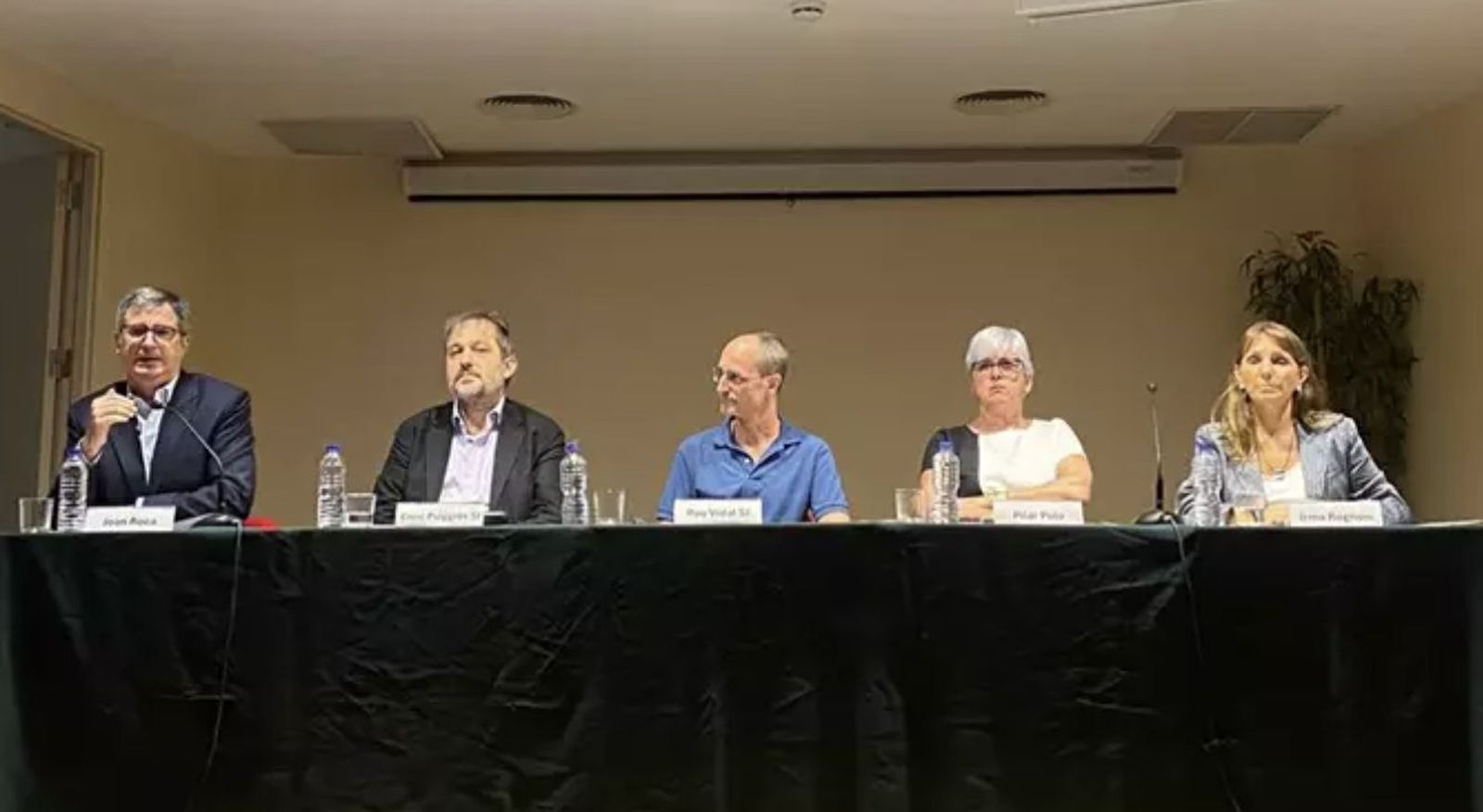 De izq. A dcha.: Joan Roca, Enric Puiggrós SJ, Pau Vidal SJ, Pilar Polo e Irma Rognoni durante la rueda de prensa de los Jesuítas de Catalunya