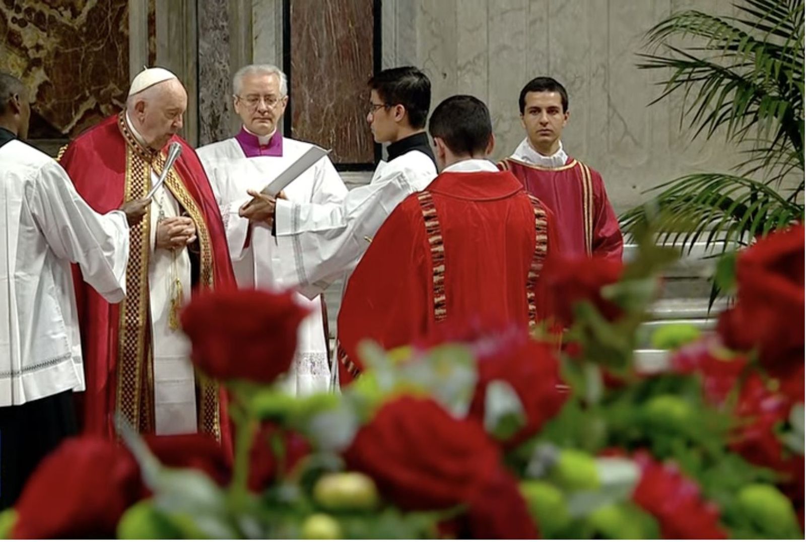 Francisco, al comienzo de la misa de Pentecostés