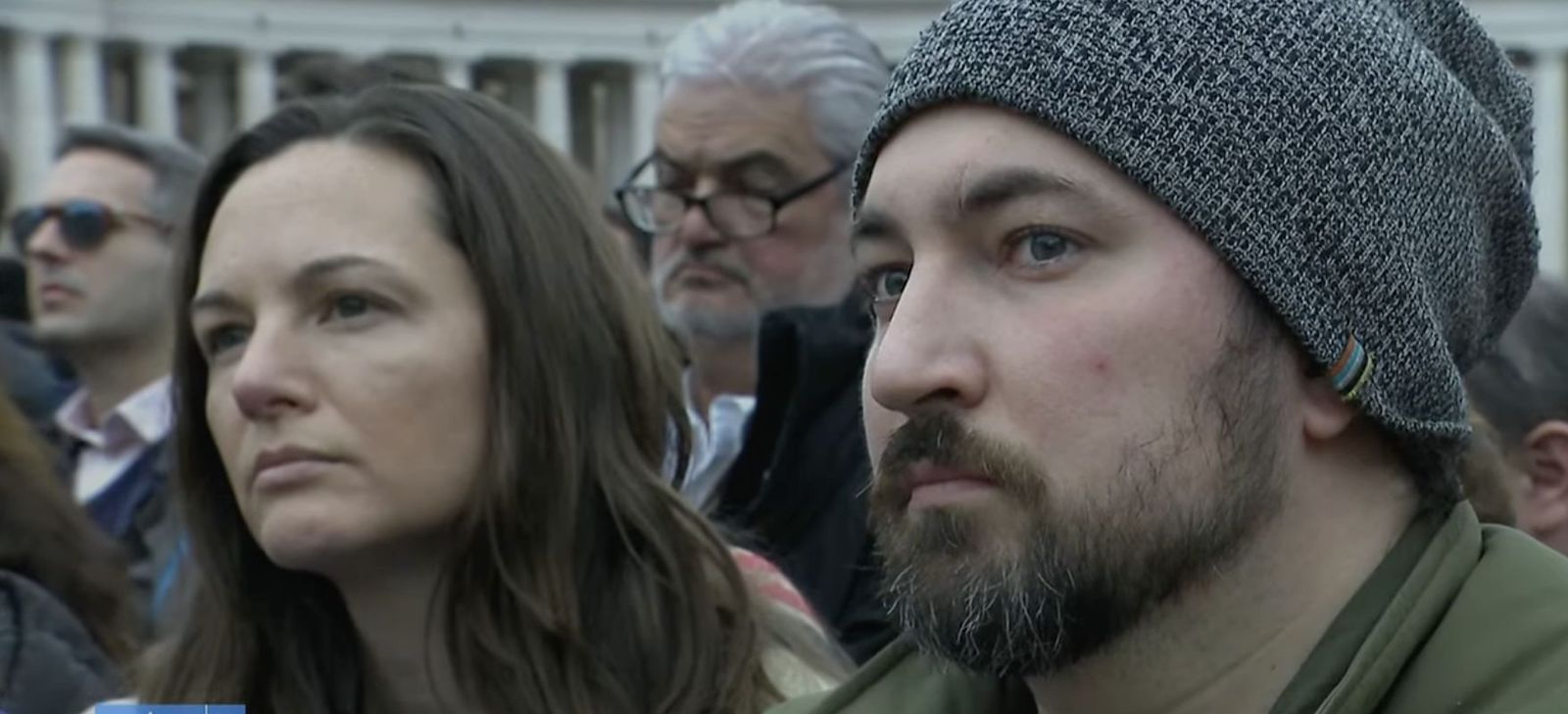 Fieles escuchan al Papa