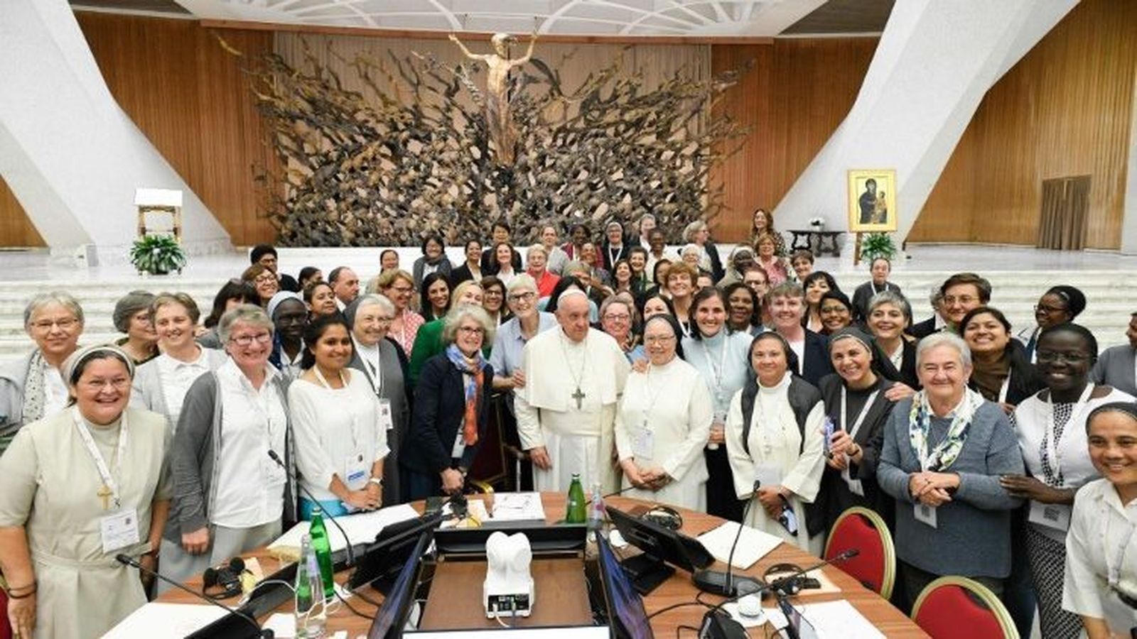 El Papa, con algunas de las mujeres del Sínodo
