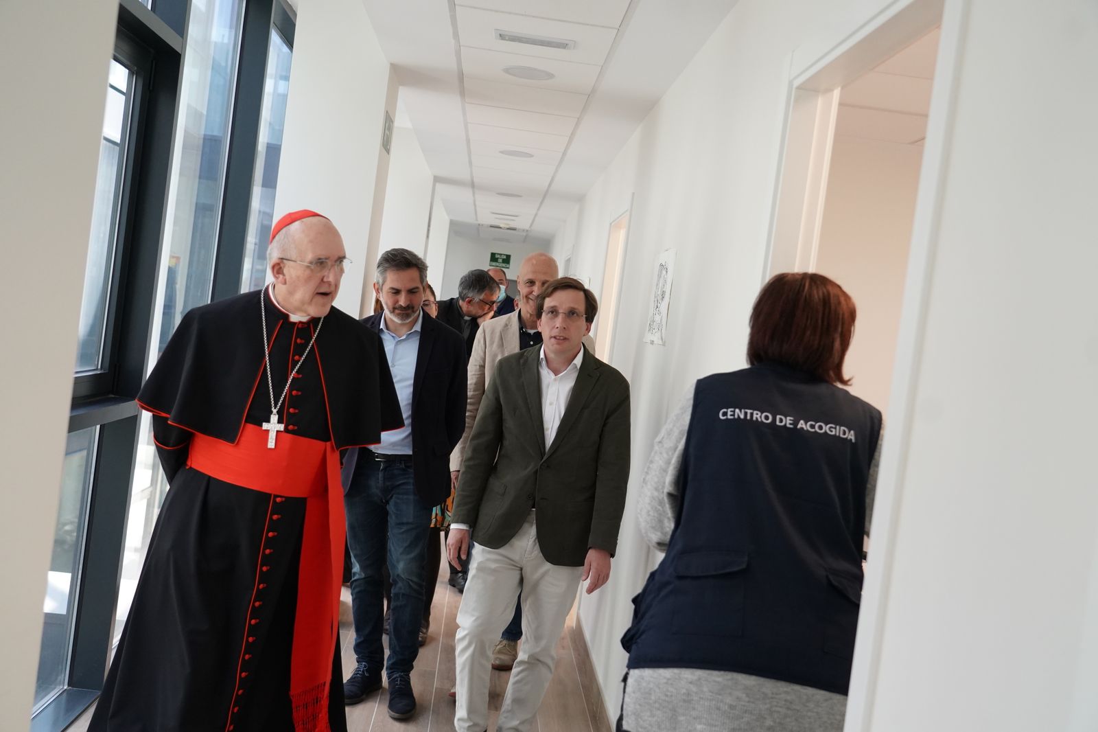 El alcalde y el cardenal Carlos Osoro visitan un centro para mujeres sin hogar víctimas de la violencia machista
