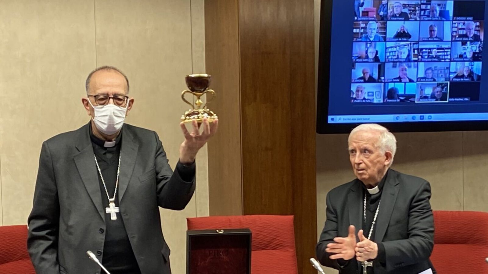 Cañizares entrega a Omella una réplica del Santo Cáliz de la Cena del Señora