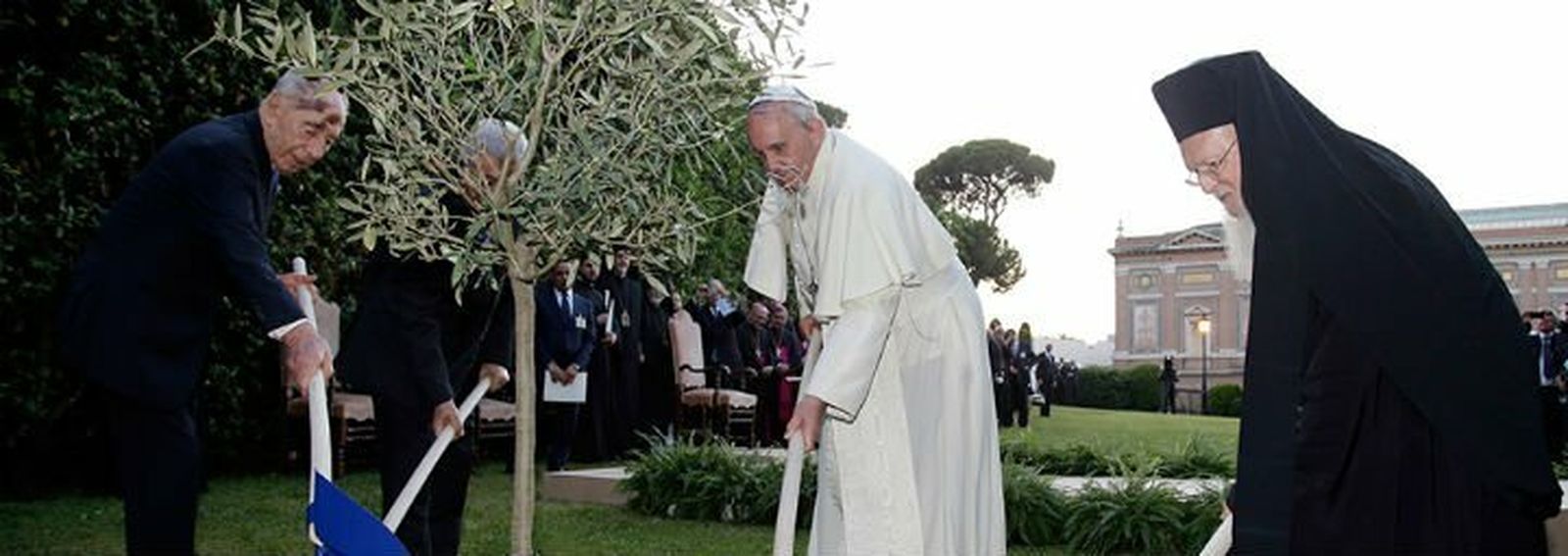 Bartolomé y Francisco plantaron, junto a Peres y Abbas, un olivo por la paz en el Vaticano