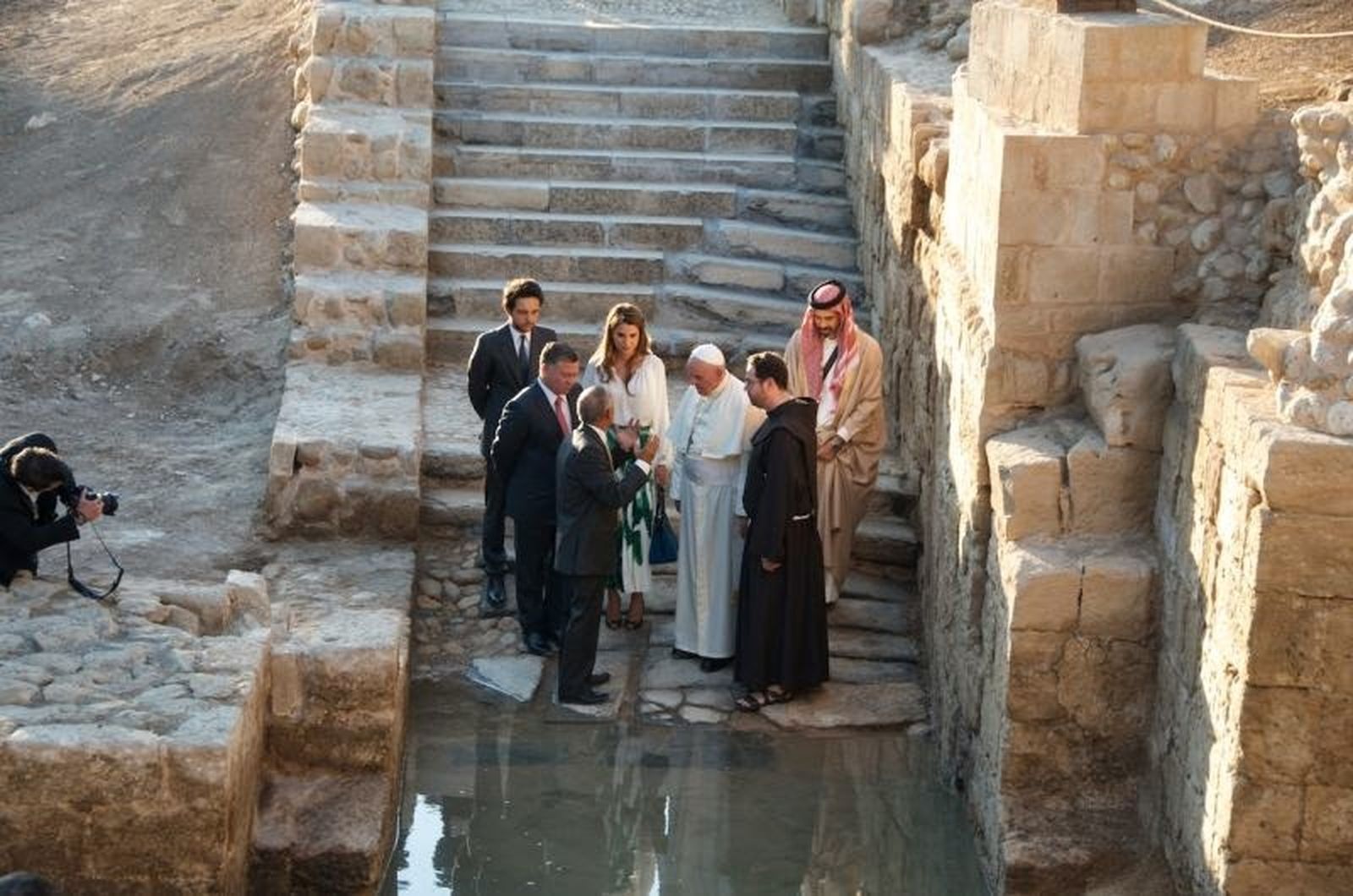 Papa y familia real hachemita en el lugar del bautismo