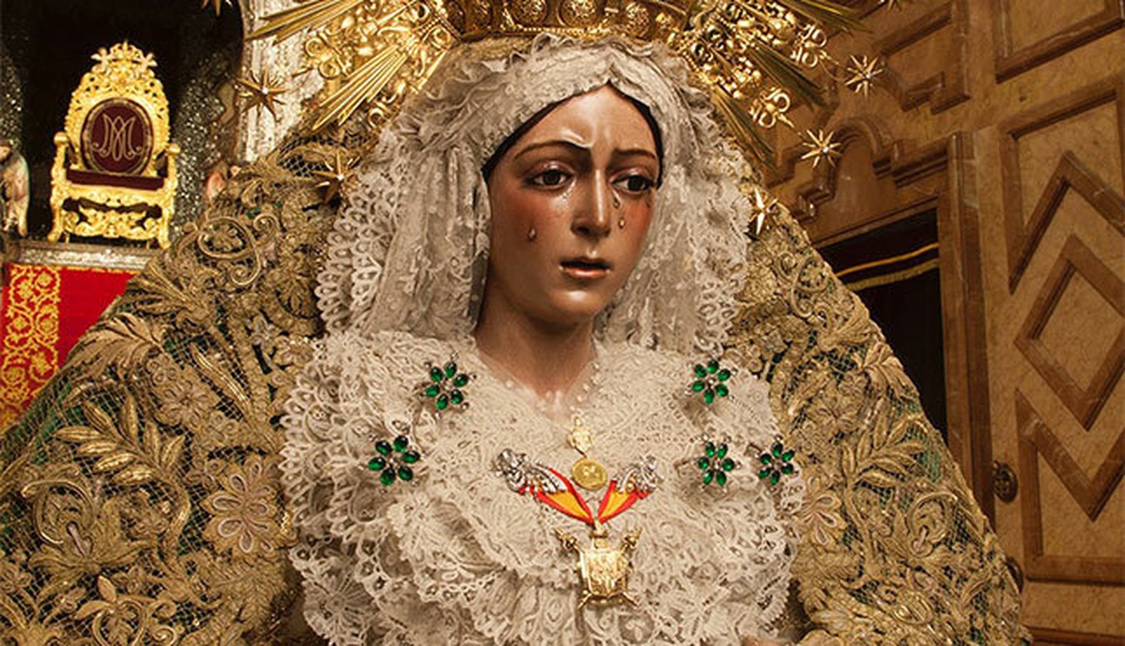 La Virgen de la Macarena en Sevilla desencadena un fervor muy grande cuando sale a las calles y los fieles le gritan: ¡Guapa!