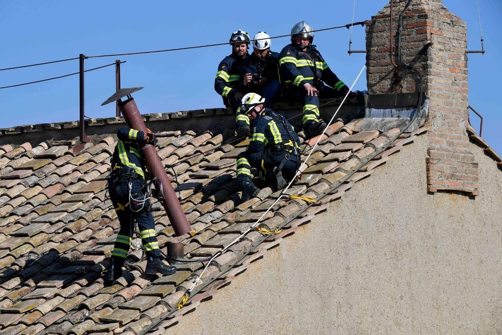 Los bomberos colocan la chimena en la Capilla Sixtina