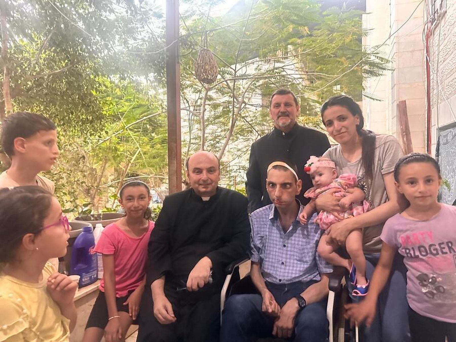 El P.Romanelli con una familia en la parroquia de Gaza