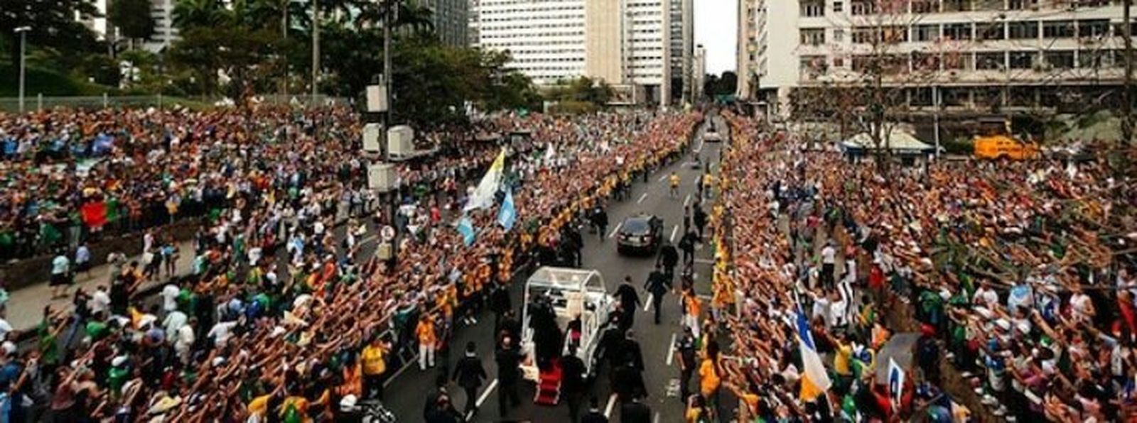 Una multitud recibe al papa en Brasil