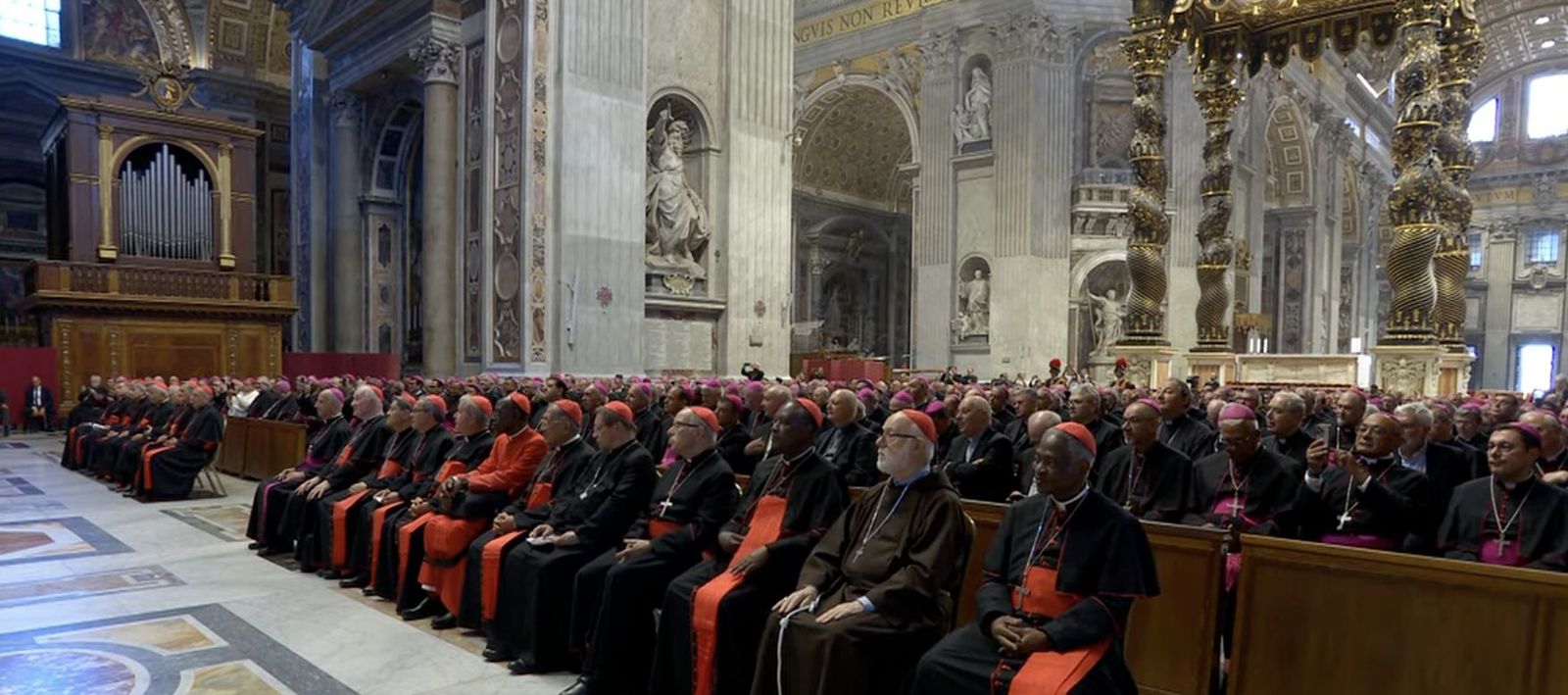 Obispos y cardenales escuchan al Papa